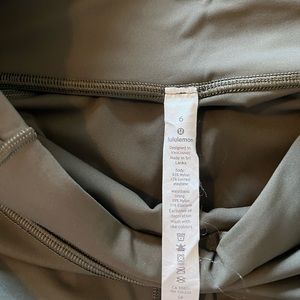 Nearly New, Lululemon, Womens Size 6 cropped React Leggings